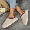 Gezellige beige damespantoffels met platformzool, imitatiebontvoering en sierrand. - Wit