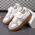 Zapatillas casuales blancas y grises para niños con suela de goma antideslizante - Gris/Blanco