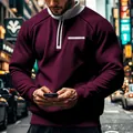 Detailansicht des weinroten Herren-Sweatshirts mit weißem Kontrastkragen und Taschendetail. - S / Oberteile / Burgunderrot