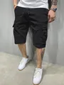 Vista dettagliata dei pantaloncini cargo neri da uomo con ampie tasche laterali e coulisse. - Nero