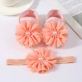 Détail de chaussures et bandeau pour bébé pêche avec fleurs en mousseline et perles. - Rose Pêche