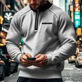 Herren-Sweatshirt mit Stehkragen und halbem Reißverschluss, kontrastierender Brusttasche. - S / Oberteile / Hellgrau