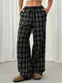 Dettaglio dei pantaloni a gamba larga a quadri blu scuro e gialli da donna per uso quotidiano - Taglia S / Pantaloni e gonne / Blu Inchiostro