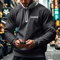 Detailaufnahme eines grauen Herren-Sweatshirts mit halbem Reißverschluss und Stehkragen. - Dunkelgrau
