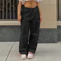 Schwarze Low-Rise-Cargohose für Damen mit funktionellen Taschen und Kordelzug-Detail - Schwarz