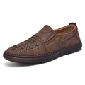 Detailansicht brauner Leder-Slipper mit perforierter Textur und manueller Naht - 38 / Braun