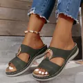 Detail van donkergroene sleehak sandalen met een opengewerkt design en metalen gesp - Groen