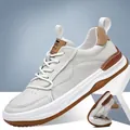 Détail des baskets en cuir blanc pour hommes avec cuir de vachette et semelle flexible. - Blanc