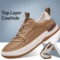 Détail de chaussures pour hommes en cuir de vachette marron montrant la flexibilité de semelle - Jaune