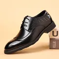 Zapatos brogue de cuero negro para hombre con elegantes detalles de patrón de cocodrilo - 38 / Negro