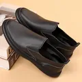 Klassische schwarze Slipper aus echtem Leder für Herren mit weicher und bequemer Sohle - Schwarz