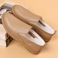 Bequeme Herren-Slipper aus weichem Echtleder in Khaki mit praktischer Slip-on-Passform - Gelb