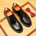 Zapatos Derby de cuero negro pulido con costuras wingtip para bodas formales de negocios - Negro