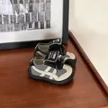 Vista detallada de zapatillas estilo entrenador alemán para niños pequeños con suela blanda. - 16 / Gris