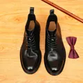 Premium schwarze Schnürstiefel aus echtem Leder mit Goodyear-Rahmen auf Holzgrund - Schwarz