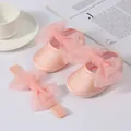 Primer plano de zapatos de princesa rosas para bebé con lazos de tul y diadema - Snow Ivory (Polka Dot Bow)