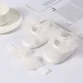 Primer plano de los zapatos blancos de princesa para bebé y la diadema con lazo a juego - 11 (10,5cm) / Blanco (Lazo de Lunares)
