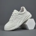 Baskets en cuir véritable blanc pour hommes avec design perforé respirant et semelle épaisse - 38 / Blanc