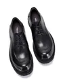 Vista dettagliata di scarpe stringate da uomo premium in vera pelle bovina nera elegante - Nero