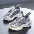 Modische Jungen Chunky Laufschuhe mit Drehverschluss in Grau und Weiß Finish - Atomgrau