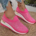 Vue détaillée de baskets en maille rose avec strass brillants et semelle compensée - 37 / Rose rouge