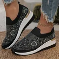 Primer plano de zapatillas con cuña negras para mujer con adornos de strass brillantes - Negro