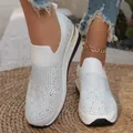 Gros plan de baskets blanches à strass pour femmes avec semelle compensée sur un tapis - 37 / Blanc