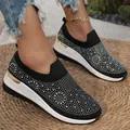 Schwarze Keilsneaker zum Reinschlüpfen mit funkelnden Strasssteinen und Goldakzent am Absatz - Schwarz