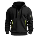 Détail d'un sweat à capuche noir doublé polaire avec poches zippées et touches vertes - S / Hauts / Noir