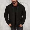 Détails d'une veste noire en maille gaufrée avec fermeture éclair et col montant. - Noir