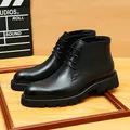 Botas Martin retro de cuero genuino para hombre con tallado brogue y suela de plataforma - Negro