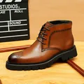 Botas Martin de cuero marrón vintage con detalles tallados y suela negra gruesa - Marrón