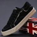 Zapatillas de lona negra para hombre con suela ondulada blanca y diseño de cordones - Negro Bloque de Color (24805)