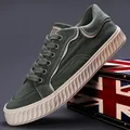 Zapatillas casuales de lona verde oscuro para hombre con suela blanca gruesa ondulada - Verde Hierba (24805)