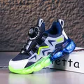Zapatillas deportivas de malla transpirable para niños en azul y negro con cierre rotativo - Azul marino