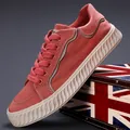 Zapatillas de lona roja para hombre con suelas blancas de textura ondulada - Rojo Ladrillo (24805)