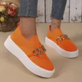 Auffällige orangefarbene Fly-Knit-Plateau-Sneaker mit dekorativer Goldkette für Damen - Orange