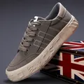 Bequeme stilvolle Herren-Canvas-Sneaker in Khaki mit dicker beige Sohle und Schnürung - 39 / Grau (24806)
