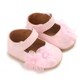 Primer plano de zapatos de princesa rosa para bebé con flores de encaje y perlas - Rosa