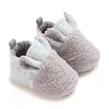Nahaufnahme von niedlichen Baby-Winterschuhen mit weichem grauem Teddyfleece und Ohrendesign - Grau