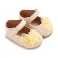 Vista detallada de zapatos de princesa para bebé en color crema con flores de encaje y perlas. - Albaricoque