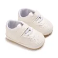 Dettaglio scarpe da camminata per neonati in pelle PU bianca con chiusura velcro - Bianco