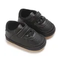 Detailansicht schwarzer Babyschuhe aus weichem PU-Leder mit praktischem Klettverschluss - Schwarz