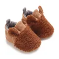Nahaufnahme von gemütlichen braunen Teddy-Fleece-Babywinterschuhen mit süßen Ohren - Braun