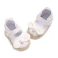 Detailopname van witte kanten baby prinsessenschoenen met een grote strik - Binnenlengte 11cm / Wit