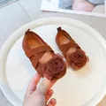 Bailarinas marrones para niñas con decoración floral y correas elásticas. - Caramelo
