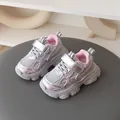 Zapatillas chunky para niños en plateado y rosa con cierre de velcro y acabado metálico - 21 / Longitud Interior 13.5cm / Rosa