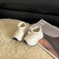 Nahaufnahme von beigen Kinder-Schneestiefeln mit Plüschfutter und Seitenreißverschluss - Größe 19 (Innen 12.5cm) / Weiß