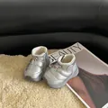 Detailaufnahme der silbernen Winterstiefel für Kleinkinder mit warmem Plüschfutter - Größe 21 (Innen 13,5cm) / Silber