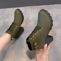Detailansicht olivgrüner Schnürstiefeletten mit Blockabsatz und goldener Schnalle. - 35 / Dunkelgrün